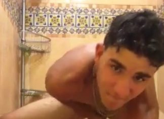 Une manière originale de se branler sous la douche !