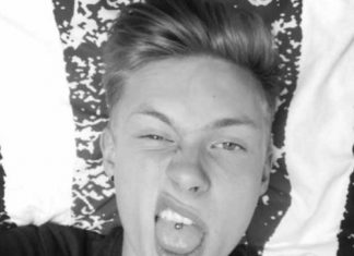 Un jeune blond nous montre son gros chibre