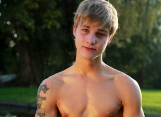 Ce blondinet tatoué est trop mignon !