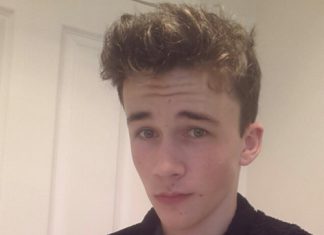 Un jeune keum de 18 avec une bite monstrueuse