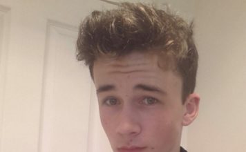 Un jeune keum de 18 avec une bite monstrueuse