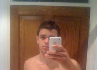 Selfie hot d’un jeune mec musclé