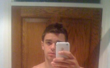 Selfie hot d’un jeune mec musclé