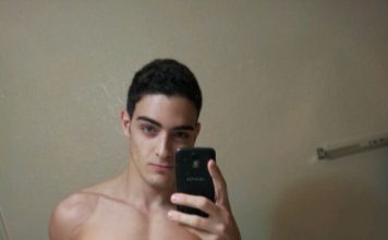 Voilà un futur mannequin (beau gosse nu)