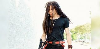 Le skater et danseur de TikTok Yami se masturbe dans les toilettes publiques.