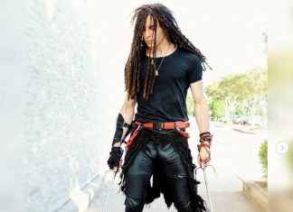 Le skater et danseur de TikTok Yami se masturbe dans les toilettes publiques.