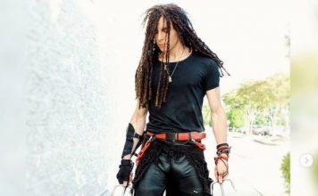 Le skater et danseur de TikTok Yami se masturbe dans les toilettes publiques.