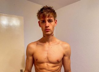 Lucas, jeune blondinet allemand se doigte et se branle