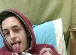 Jeune keum brésilien avec une grosse bite poilue