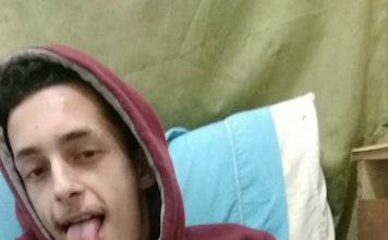 Jeune keum brésilien avec une grosse bite poilue