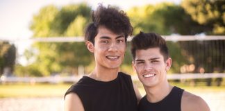 Sodo après match : ils se baisent l’un après l’autre.