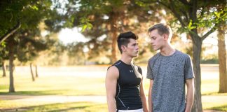 Rencontre au parc avec un jogger sexy