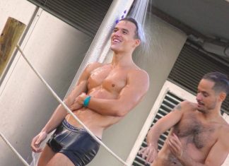 Caméra Cachée : Beau gosse craquant fait du sport sur une plage de Barcelone