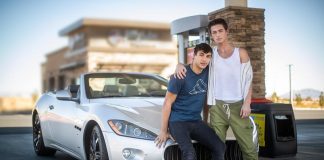 2 beaux gosses affamés de la bite