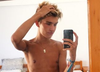 Jack Cameron NU et excité ! (TikToker)