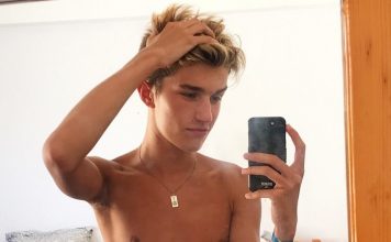 Jack Cameron NU et excité ! (TikToker)