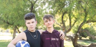 Un footballeur dose un minet maigrichons