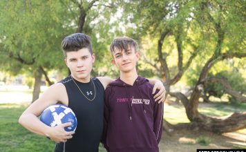 Un footballeur dose un minet maigrichons