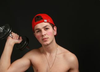 Adrian, jeune joueur de basket se met nu !