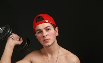 Adrian, jeune joueur de basket se met nu !