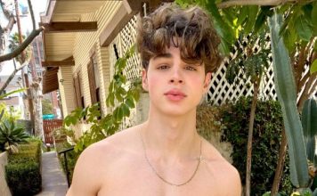 Jeunes modèles sexy en solo