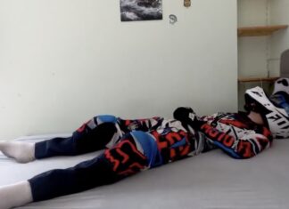 Jeune motard se branle