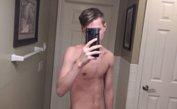 Aaron, 20 ans, à un sexe énorme !