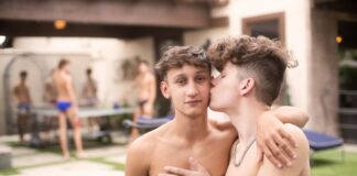 Silas Brooks , le jeune TBM baise Noah Bentley dans tous les sens !