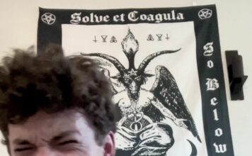 Le Tiktoker CJ Clark teste une fuck machine !