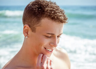 Brad Chase à la plage – Naturisme et Branle