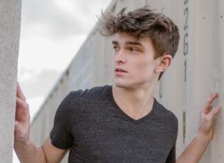 Jonce, mannequin fashion à nu et en branle