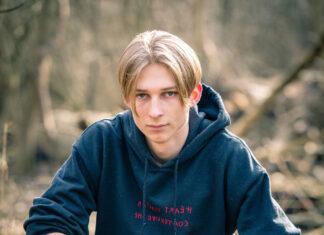 Wiliam, 18 ans pose nu en forêt