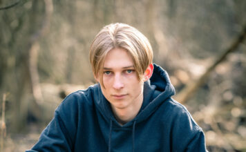 Wiliam, 18 ans pose nu en forêt