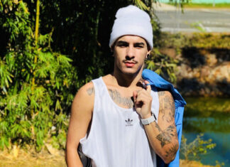 Matheus , jeune brésilien bien membré très exhib !