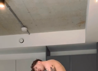 Défoncé sur le plan de travail de la cuisine