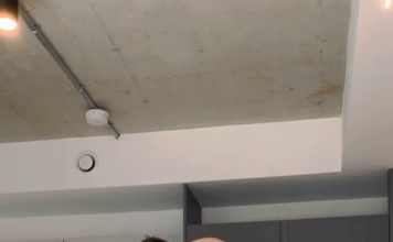 Défoncé sur le plan de travail de la cuisine